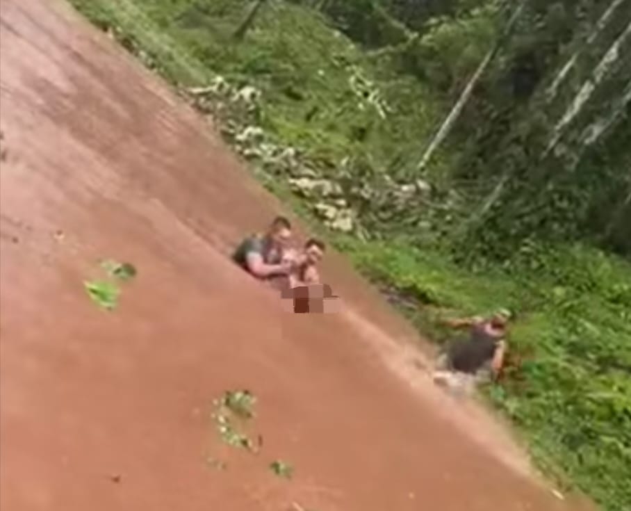 El cuerpo de Óscar Jirón Pérez es recuperado por dos hombres.LA PRENSA/ Captura de video/ Yerlin Cruz Urbina Noticas.