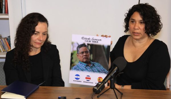 La abogada Almudena Bernabéu y Claudia Vargas (derecha), esposa de Roberto Samcam. Foto: LA PRENSA.