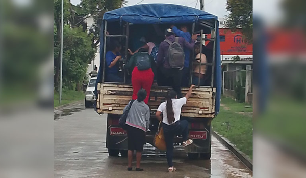 Comunidades rurales siguen viajando en condiciones de hacinamiento pese a la llegada de cientos de buses nuevos al país