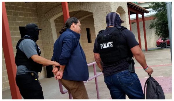 Imagen tomada por los sacerdotes del nicaragüense que solo identificaron como "Carlos", al ser detenido al salir de su corte de migración en Texas. LA PRENSA/America Magazine