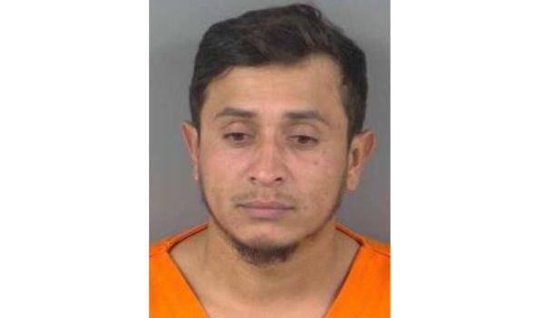 Inmigrante nicaragüense que rescató a niña de un tiburón en Florida enfrenta posible deportación