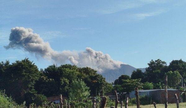Volcán Telica sorprende con explosión más intensa; columnas alcanzan 250 metros