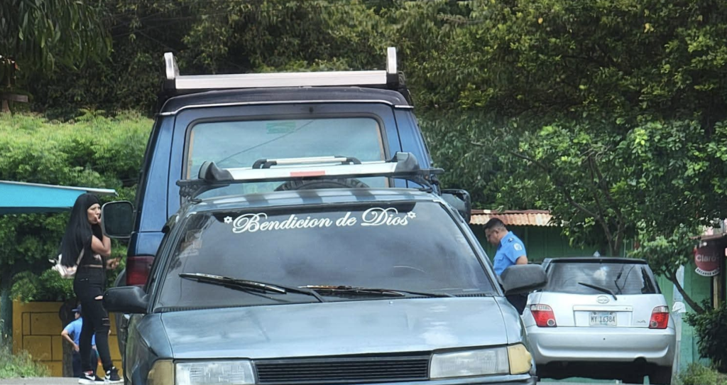 El vehículo al fondo a la derecha, marca SCION.