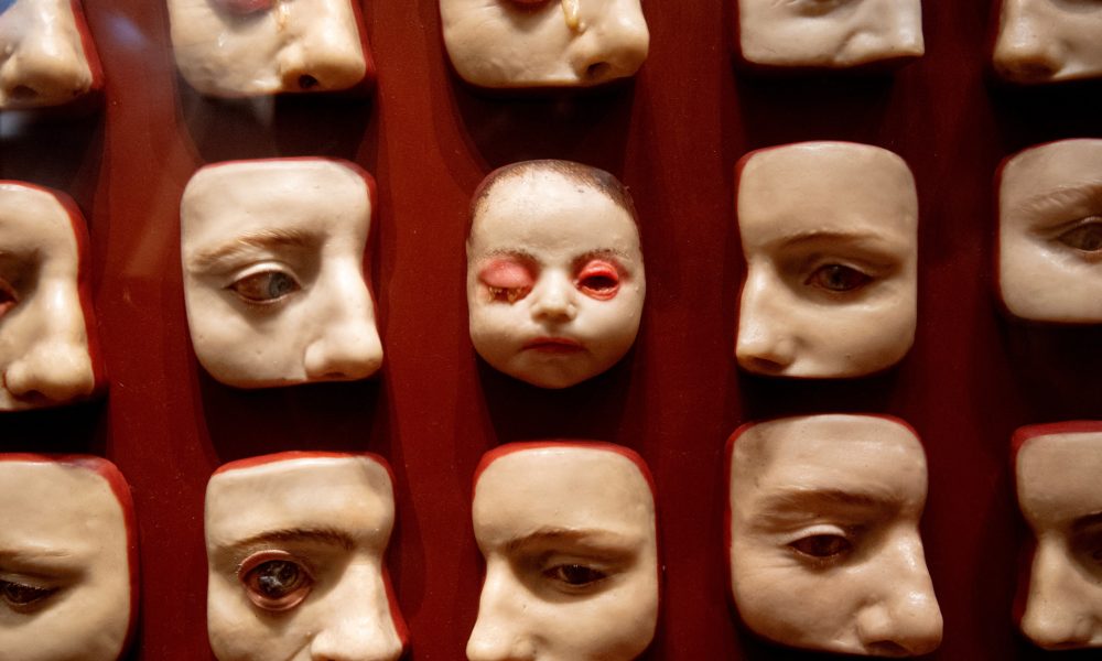 Moldes de cera de rostros humanos