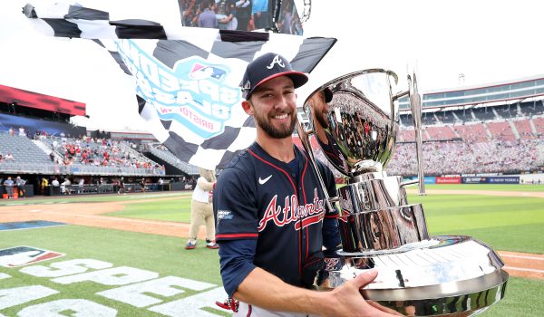 Héroes inesperados llevan a los Bravos al triunfo en el Speedway Classic de la MLB