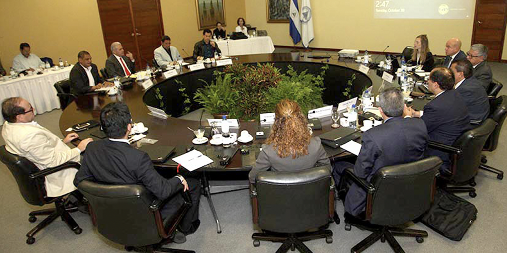 Personal del FMI reunido en Nicaragua