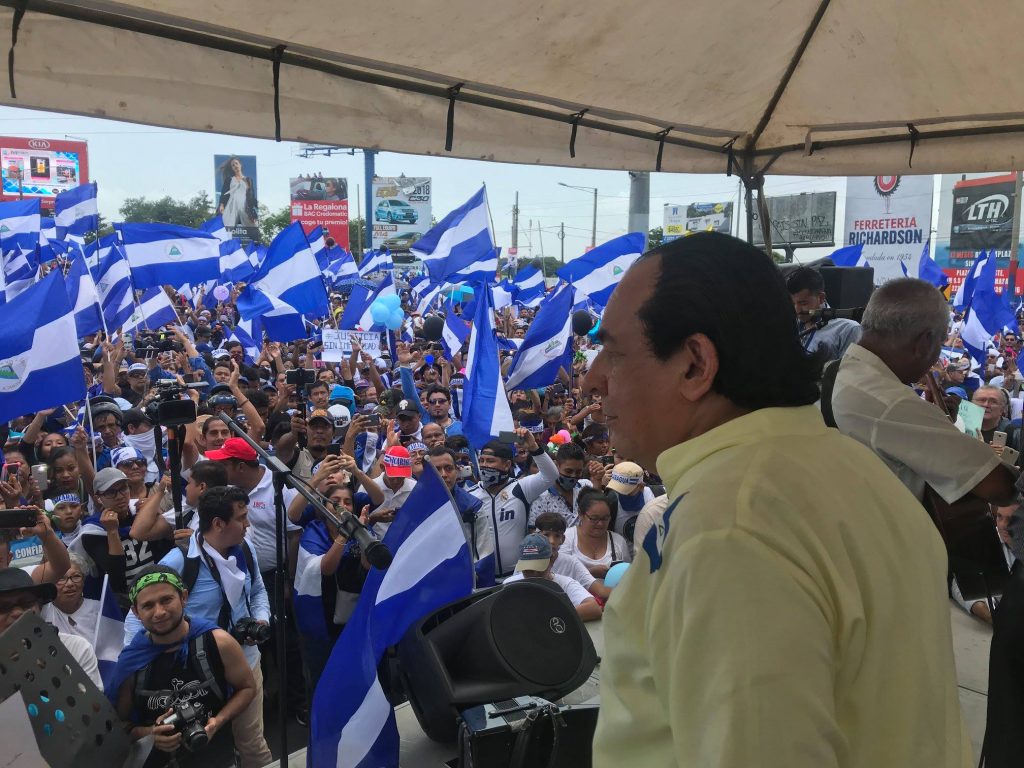 Carlos Mejía Godoy en la marcha de Las Flores en junio de 2018.