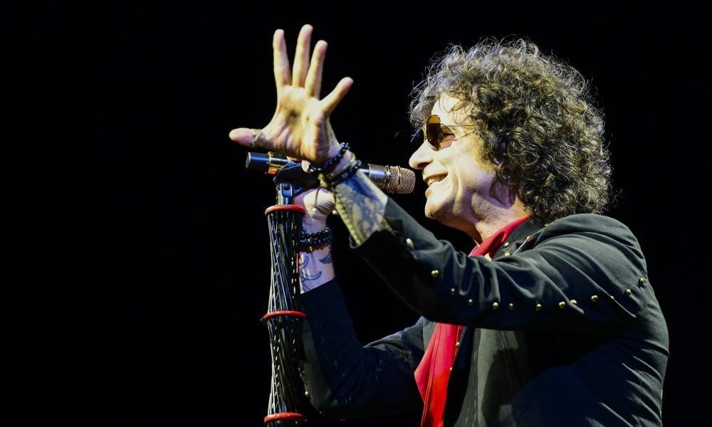 Fotografía de archivo del artista Enrique Bunbury, en el Wizink Center de Madrid. EFE/Víctor Lerena