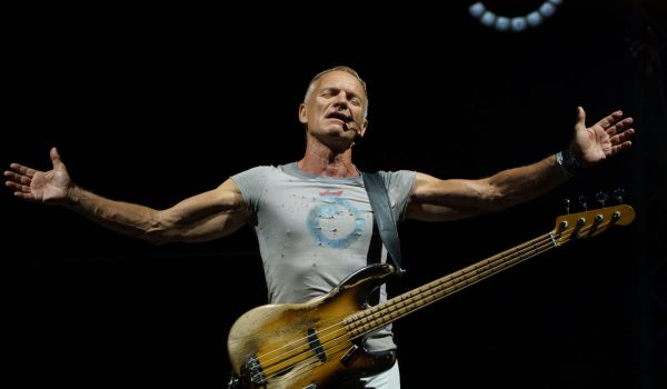 El cantante británico Gordon Sumner "Sting" durante el concierto que ofrece este sábado en el estadio municipal de Adeje (Tenerife) dentro de su gira mundial "My Songs 2023". EFE/Ramón de la Rocha