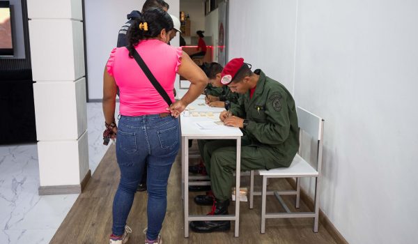 Una mujer se registra durante una jornada de alistamiento de la Milicia Nacional Bolivariana en las instalaciones del Cuartel de la Montaña 4F este domingo, en Caracas (Venezuela). EFE/ Ronald Pena R