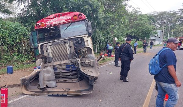 Dos muertos y al menos 20 heridos tras choque de un bus en Jinotepe