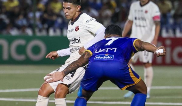 Seleccionados de Costa Rica dan su valoración de la grama sintética del Estadio Nacional para las eliminatorias