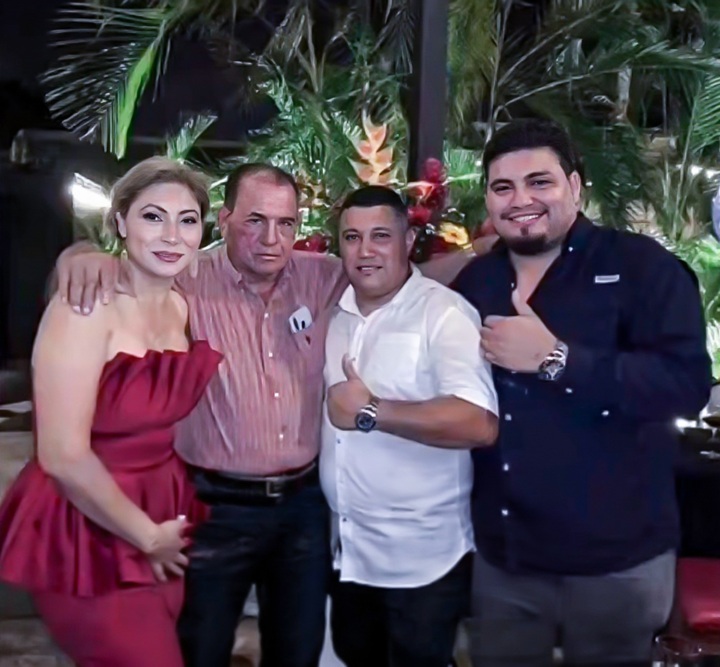 Arlen Aracely Mairena Maradiaga con parte de su familia: su padre Carlos "El Gato" Mairena (ya fallecido), su hermano Carlos y su hermano menor Limberth. LA PRENSA/ TOMADA DE REDES SOCIALES