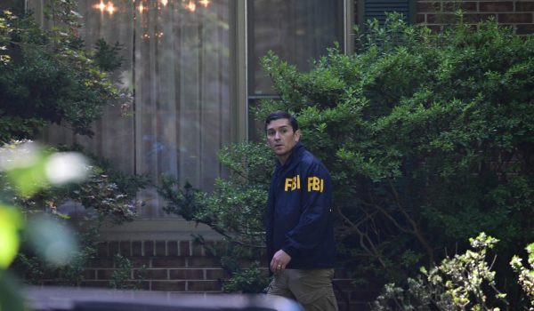 Agente del FBI en casa de John Bolton