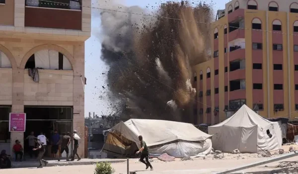 Cientos de palestinos huyen tras el comienzo de la ofensiva terrestre de Israel contra la ciudad de Gaza