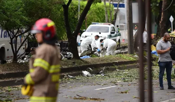 Qué se sabe del ataque contra una base militar y el derribo de un helicóptero de la policía que dejan al menos 18 muertos y decenas de heridos en Colombia