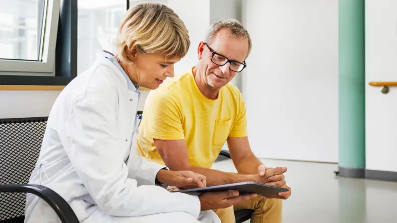 Hombre en consulta médica con doctora