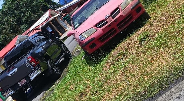 En segundo plano aparce la camioneta que conducía el nicaragüense de apellido Rodrïguez asesinado en Pueblo Nueo, Limón, Costa Rica. Foto. Diario Extra.