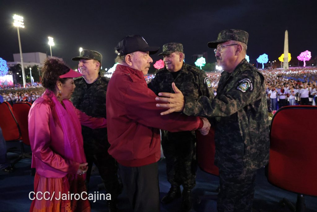 Daniel Ortega, como un rey débil y Murillo como una reina errática, junto a los militares como sus fichas de defensa. Así refleja Óscar René Vargas la situación de Nicaragua. LA PRENSA/ARCHIVO