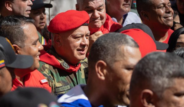 Diosdado Cabello entre la multitud