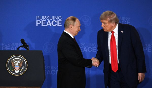 El recibimiento de Trump a Putin fue cordial al extremo. AFP