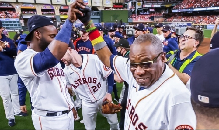Baker, manager ganador de la Serie Mundial en 2022, con los Astros de Houston. LA PRENSA/ FOTO TOMADA DE INTERNET