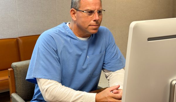 Erik Menéndez compareció ante la junta de libertad condicional por teleconferencia. (Foto de Handout / GETTY IMAGES NORTH AMERICA / Getty Images vía AFP)
