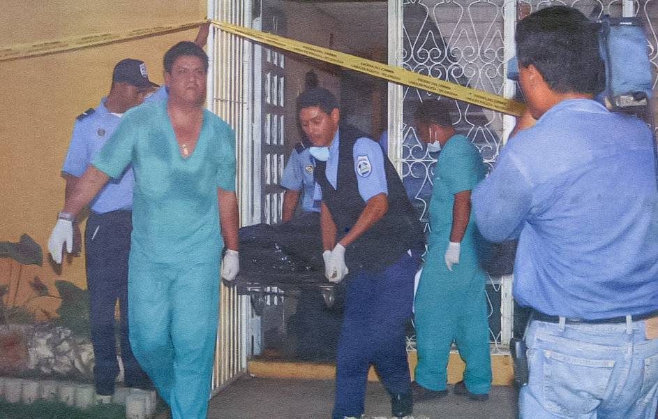 Miembros de Medicina Legal y peritos policiales retiran el cadáver de Tania Silva Reyes