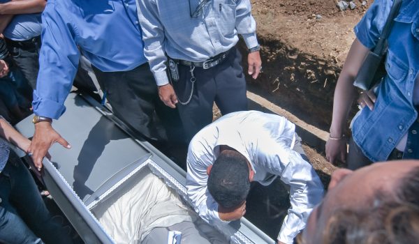 El cadáver de Tania Silva yace en su ataúd mientras el juez Néstor Herrera, de rodillas, llora y le da el último adiós a su esposa asesinada. LA PRENSA / ARCHIVO PERSONAL ÓSCAR NAVARRETE