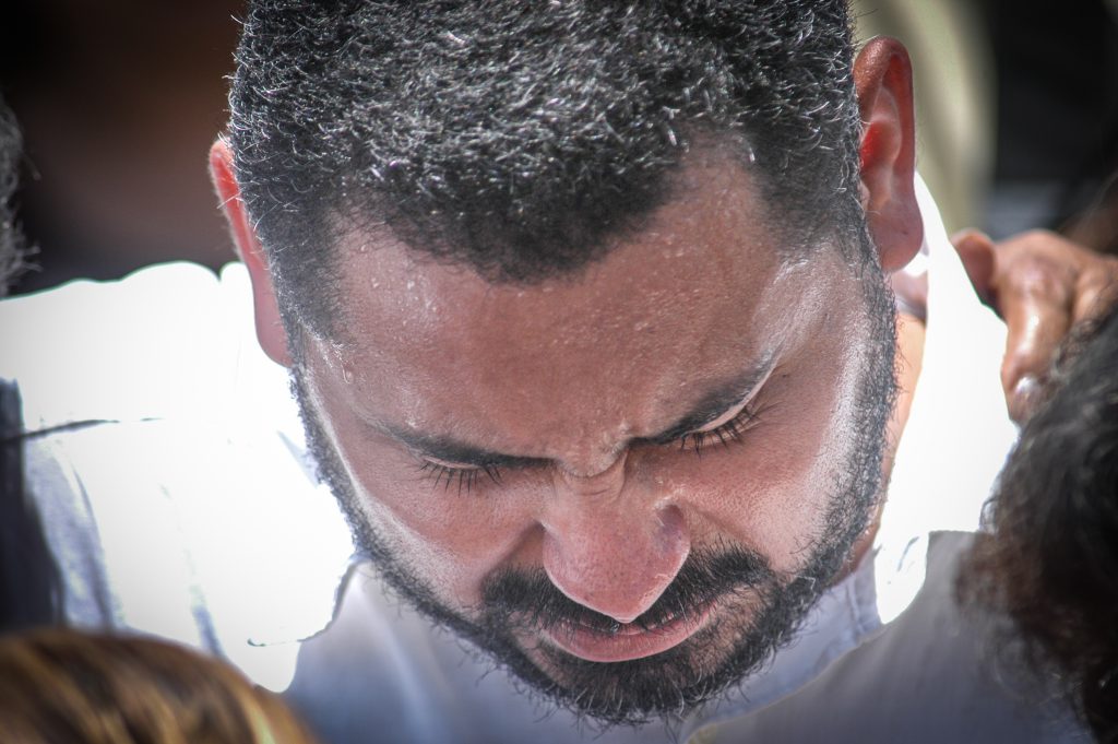 El juez Néstor Herrera Obando, con el rostro cubierto de sudor y aparentemente afectado por la muerte de su esposa