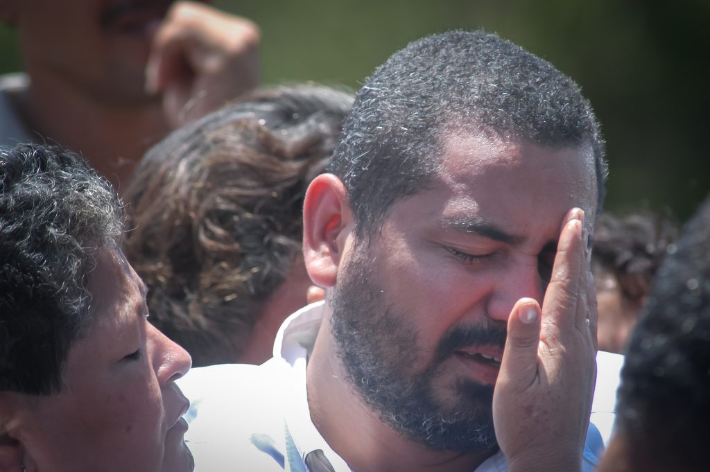 Néstor Herrera recibe consuelo por su madre en el momento que entierran a su esposa, Tania Silva. LA PRENSA / ARCHIVO PERSONAL ÓSCAR NAVARRETE