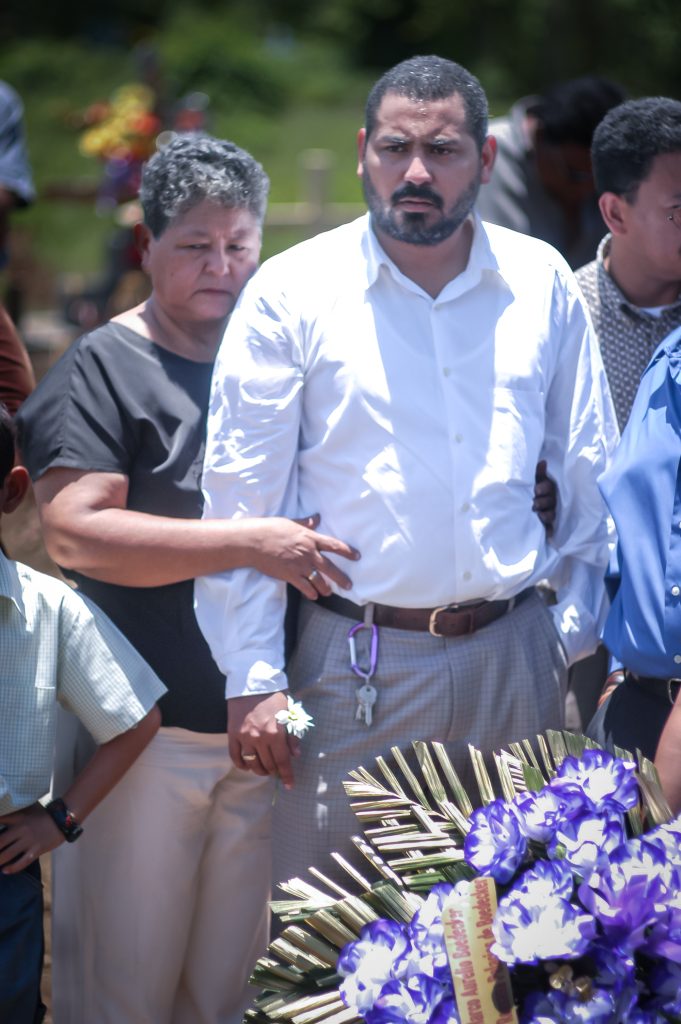 El juez Herrera sostiene una flor durante el entierro de su esposa, Tania Silva, en medio de la tensión con la familia de la víctima, que desde un inicio lo señaló como principal sospechoso. LA PRENSA / ARCHIVO PERSONAL ÓSCAR NAVARRETE