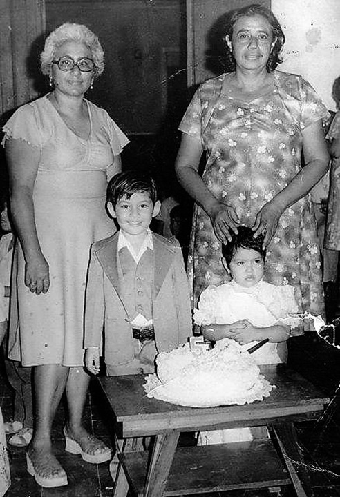 Con sus abuelas materna y paterna. LA PRENSA/ CORTESÍA