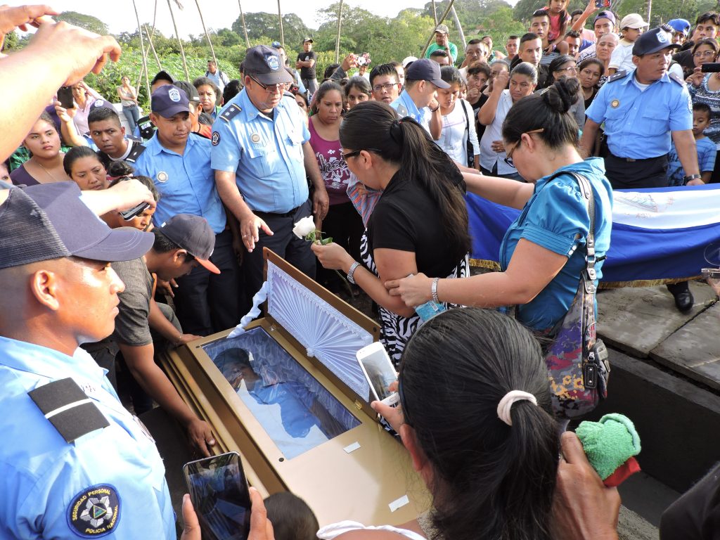 El Policía Leonel Medrano recibió cristiana sepultura con honores por haber fallecido en cumplimiento del deber LA PRENSA/ Archivo.