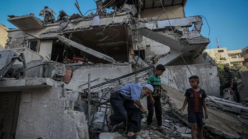 Niños y un anciano en la franja de Gaza