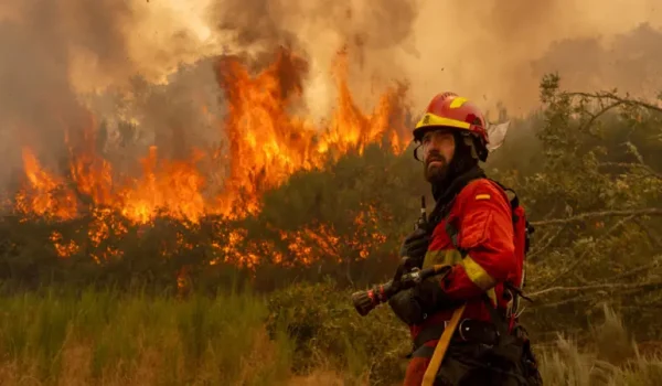4 claves para entender la histórica ola de incendios que golpea a España y que va camino de batir récords de destrucción