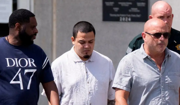 Abrego García (centro en la imagen) tras ser liberado de la cárcel del condado de Putnam, en Cookeville, Tennessee, Estados Unidos (22.08.2025)Imagen: Seth Herald/REUTERS