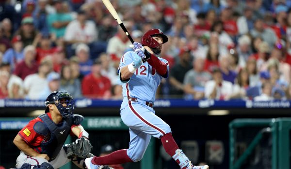 Kyle Schwarber hace erupción en Filadelfia y los Filis vapulean a los Bravos