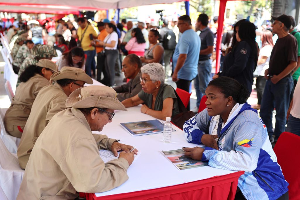 Joven registrándose como miliciana en Venezuela 