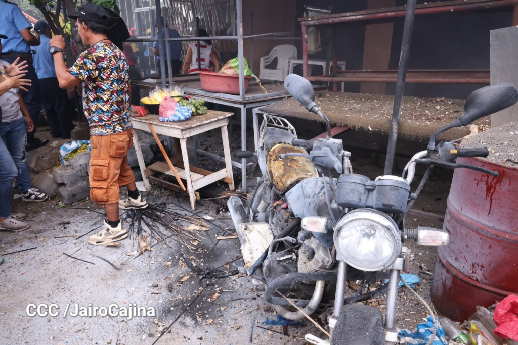 Las llamas alcanzaron una motocicleta Génesis negra que estaba en el lugar de la explosión. Foto de Los medios oficiales