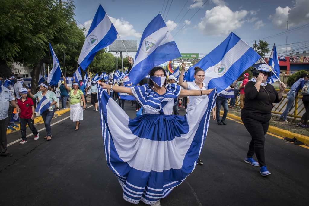 Mujer cont raje tipico de Nicaragua en las marchas de 2018.