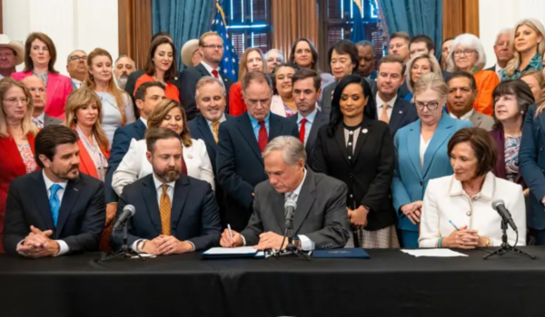 El 26 de agosto tuvo lugar una ceremonia de firma del gobernador Greg Abbott. Foto: Getty Images.