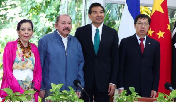 Daniel Ortega y Rosario Murillo junto a representantes de la Agencia China de Cooperación Internacional para el Desarrollo (Cidca). LA PRENSA/Presidencia