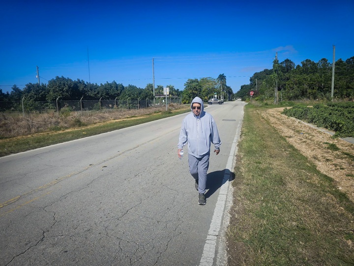 El padre Edwing Román se siente libre caminando en las calles de Miami, sin el acoso que vivía en Nicaragua a manos de la Policía de los Ortega Murillo. LA PRENSA/ CORTESÍA