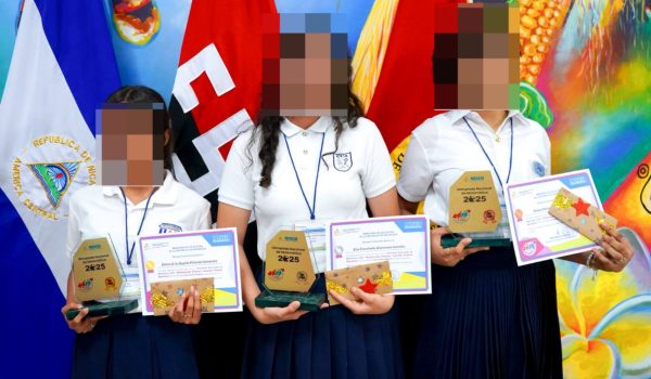 Mined convierte reconocimientos estudiantiles en propaganda a favor de la dictadura