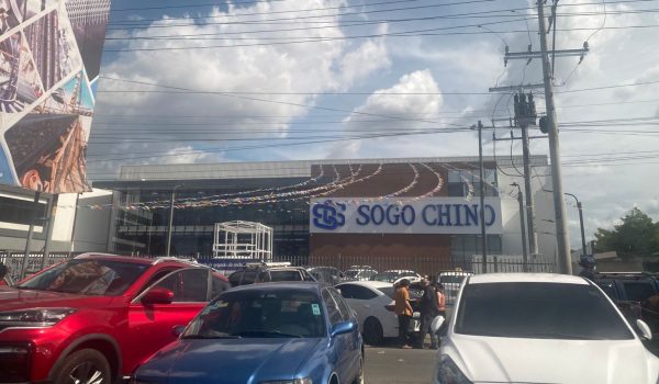 Crece desorden en la marginal de Carretera Norte por centro comercial Sogo Chino
