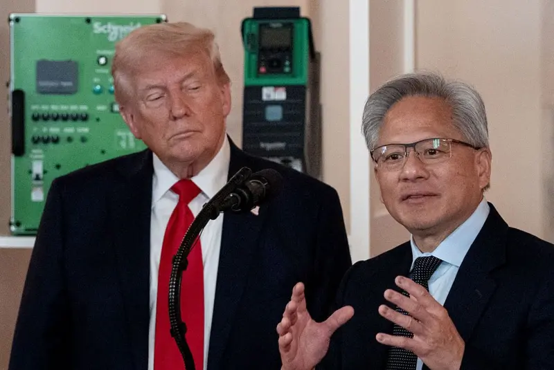 Donald Trump durante una conferencia de prensa con empresarios