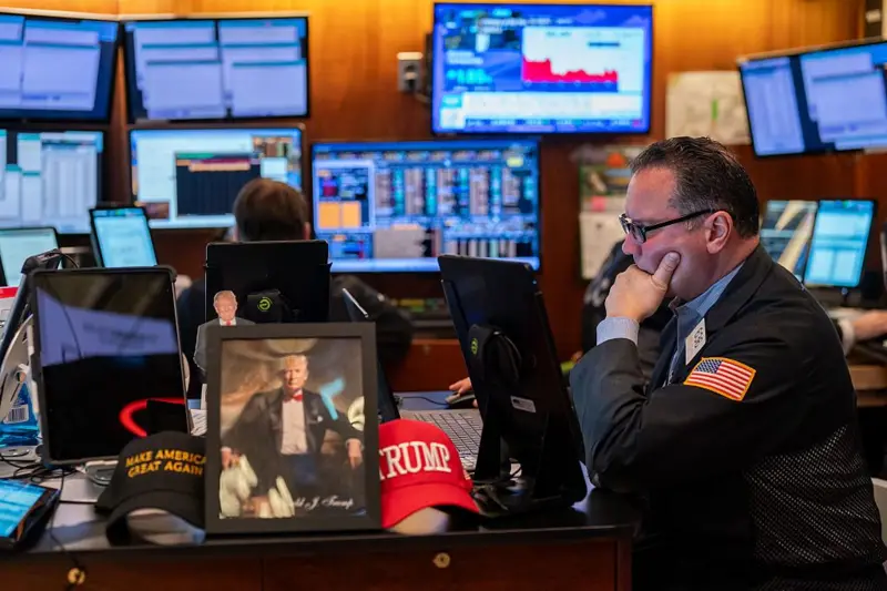 Fotos de Trump en una oficina
