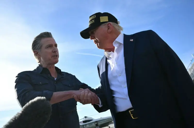 Newson saluda a Trump en enero durante los incendios en California 