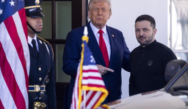 Fotografía de archivo, tomada el pasado 28 de febrero, del presidente de Estados Unidos, Donald Trump (c), al recibir a su homólogo ucraniano, Volodímir Zelenski (d), en la Casa Blanca, en Washington DC (EE.UU.). EFE/Shawn Thew
